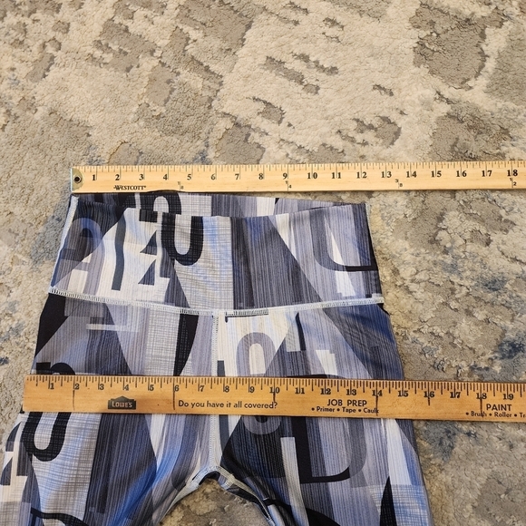 Demi Lovato x Fabletics grey black graphic leggings. Women's size small. - Picture 15 of 16